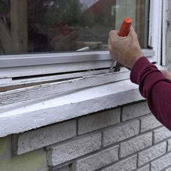 Vinduets bundfuge er ødelagt: Fjern den gamle bundfuge Vinduets bundfuge er ødelagt: Fjern den gamle bundfuge